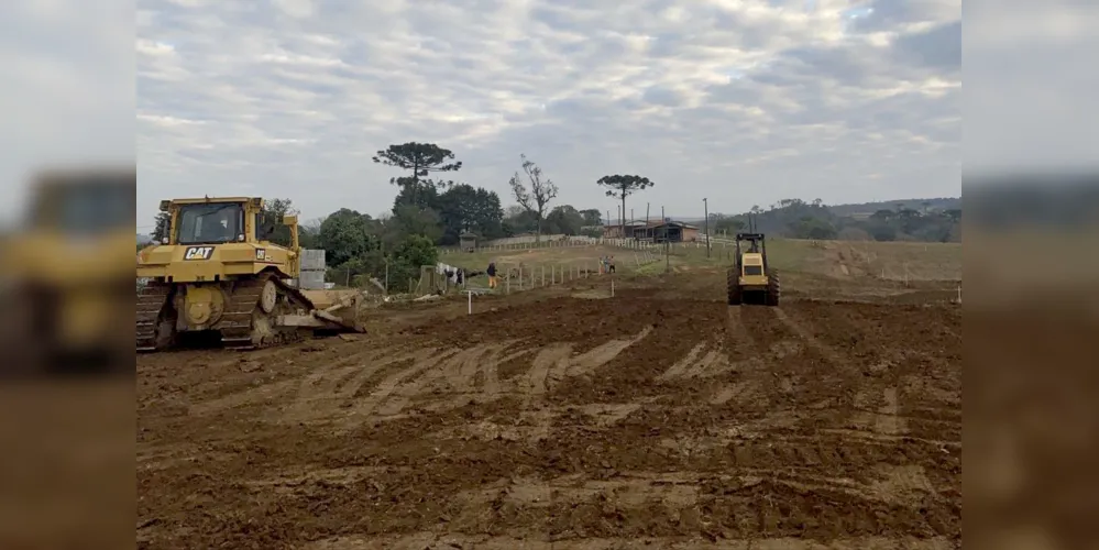 A obra é executada próximo ao traçado antigo da rodovia, cujo trecho não pavimentado foi municipalizado