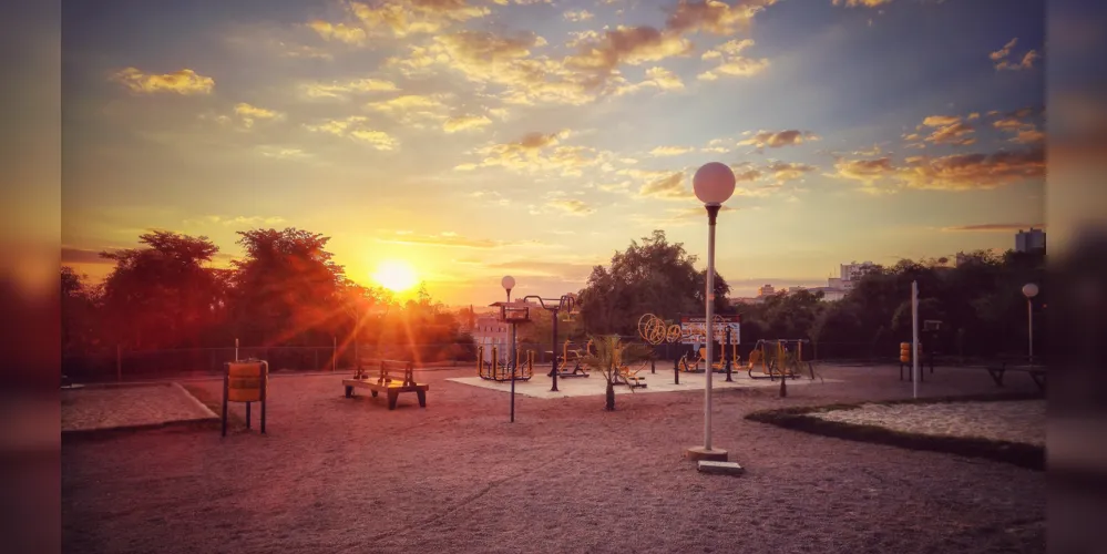 O amanhecer na cidade terá sol entre nuvens, porém, o dia logo passa a ficar ensolarado