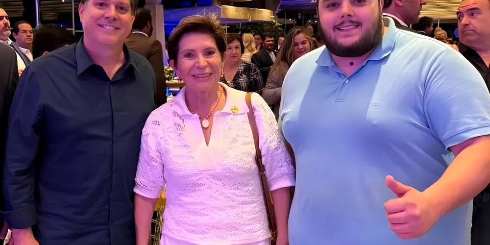 Elizabeth Schmidt ao lado do presidente nacional do MDB, Baleia Rossi (à esquerda) e do presidente do União Brasil no Paraná, Felipe Francischini (à direita), durante evento partidário, em Brasília