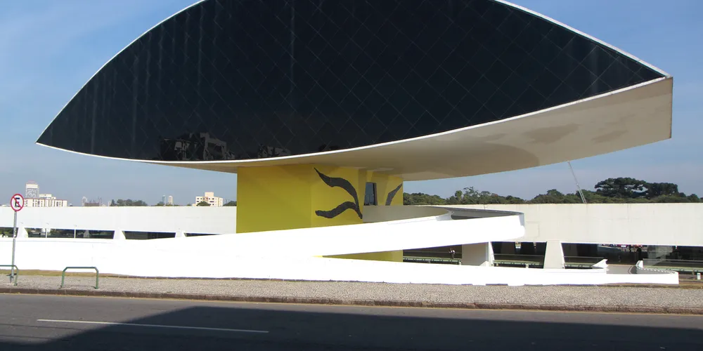 O Museu Oscar Niemeyer (MON) oferece uma experiência nova.