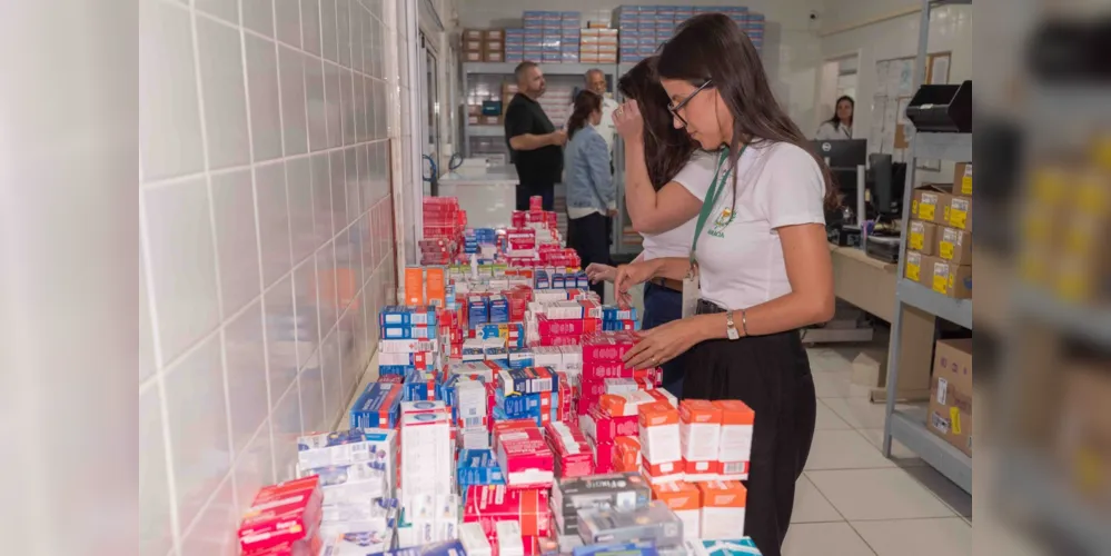 A vice-prefeita, Rita Araújo, esteve na Farmácia Municipal e destacou a solidariedade dos médicos que doaram os medicamentos