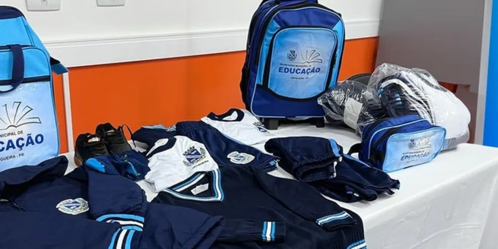 Os kits escolares contêm camisetas, calças, bermudas, jaquetas, mochilas e tênis de alta qualidade