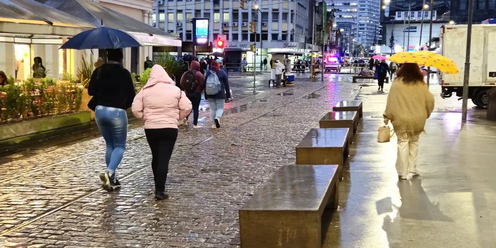 Domingo em Porto Alegre será de tempo fechado, chuva e frio