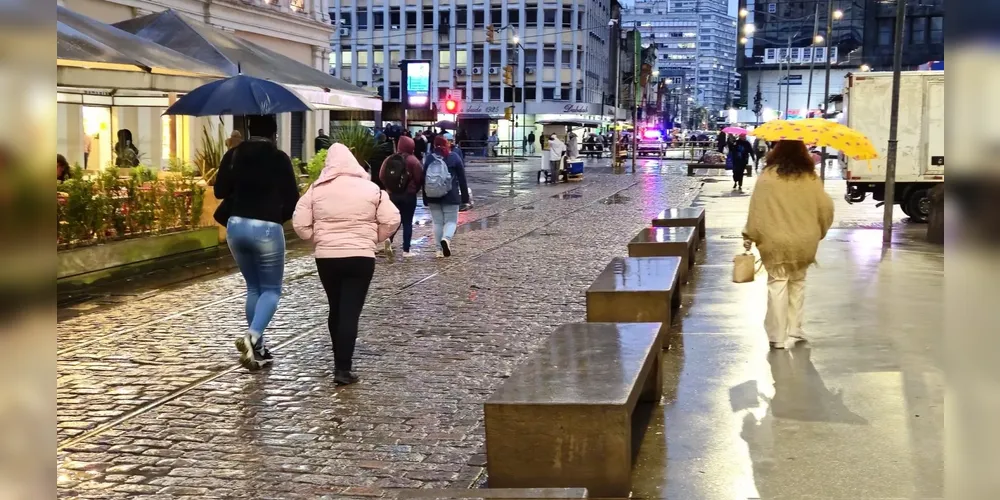 Domingo em Porto Alegre será de tempo fechado, chuva e frio