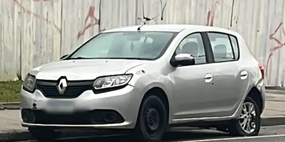 Veículo do policial atingiu o Sandero