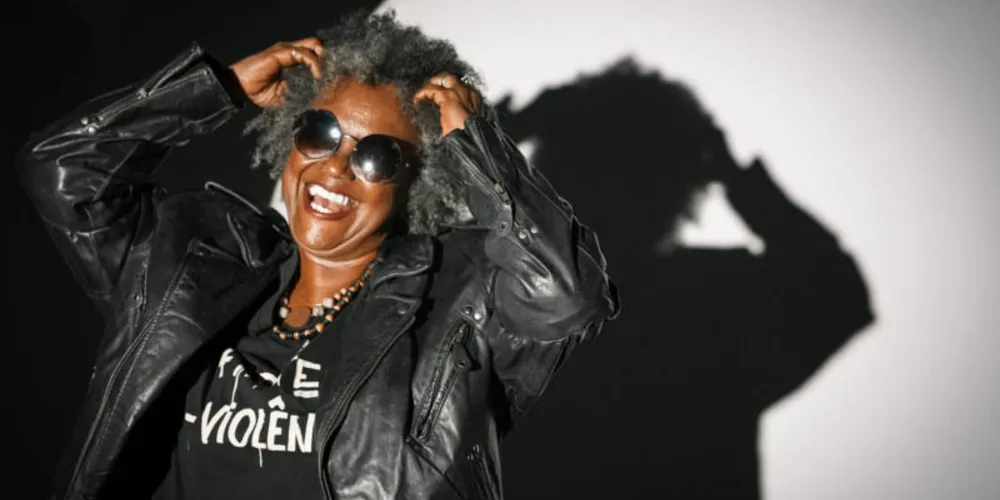 O Centro Cultural do Teatro Guaíra recebe Sandra Sá.