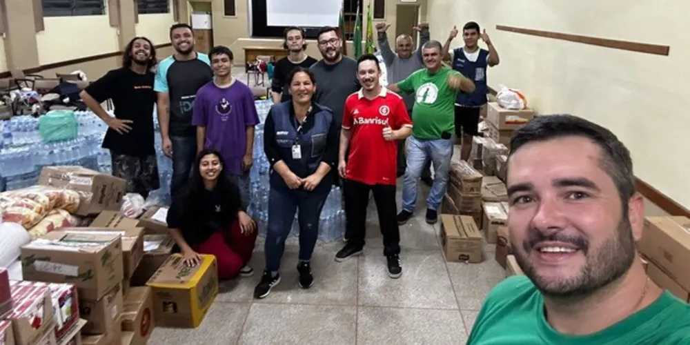 Gian com os colegas voluntários na recepção dos donativos