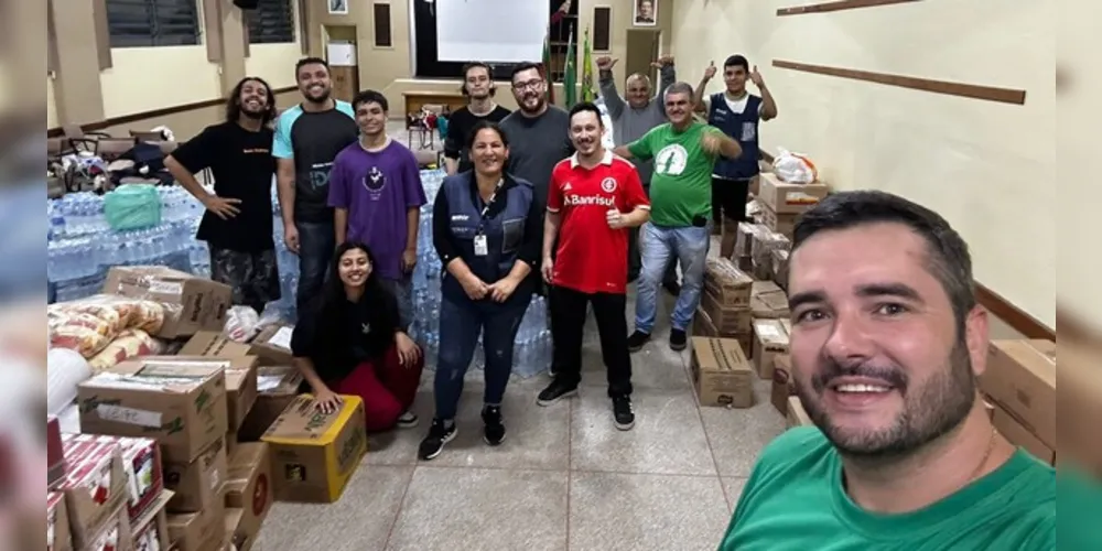 Gian com os colegas voluntários na recepção dos donativos