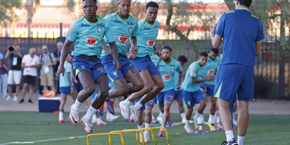 O técnico da Seleção Brasileira, Dorival Júnior, começou a ensaiar o time que vai enfrentar o Paraguai em treino realizado em Las Vegas