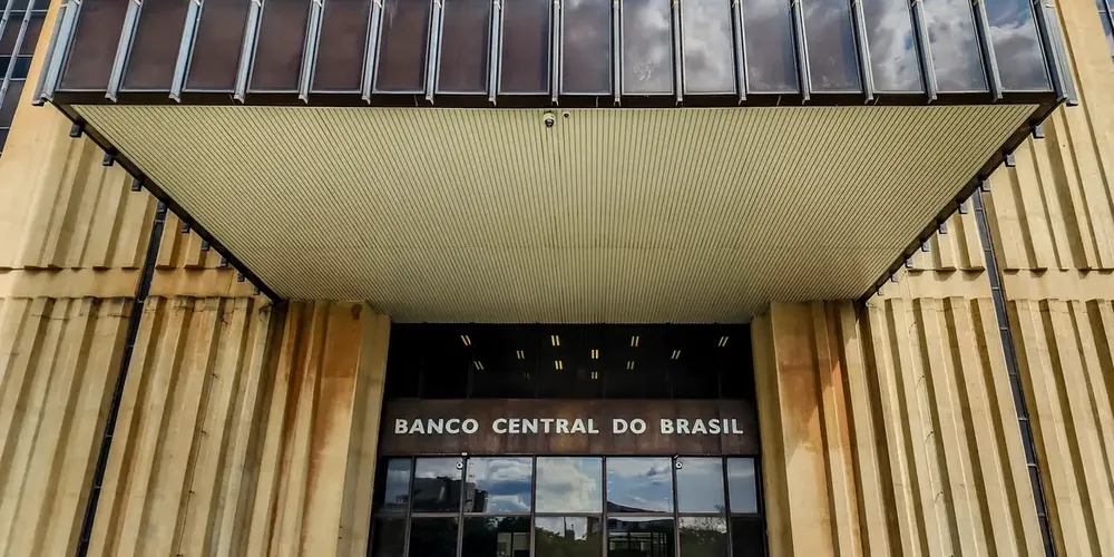 Para 2025, a projeção da inflação também subiu de 3,8% para 3,85%