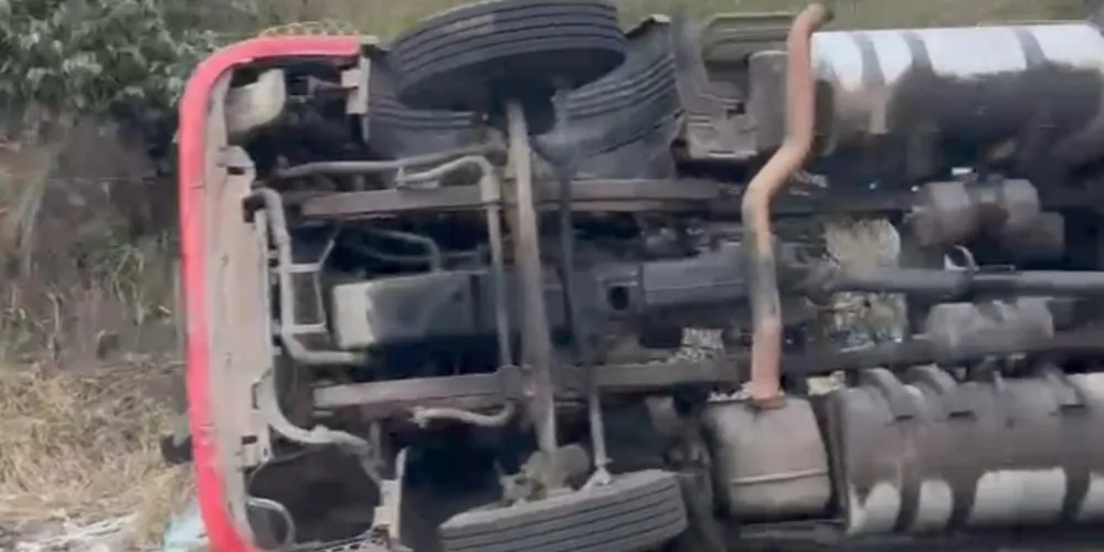 Caminhão tomba na rodovia PR-239 entre Sengés e Itararé