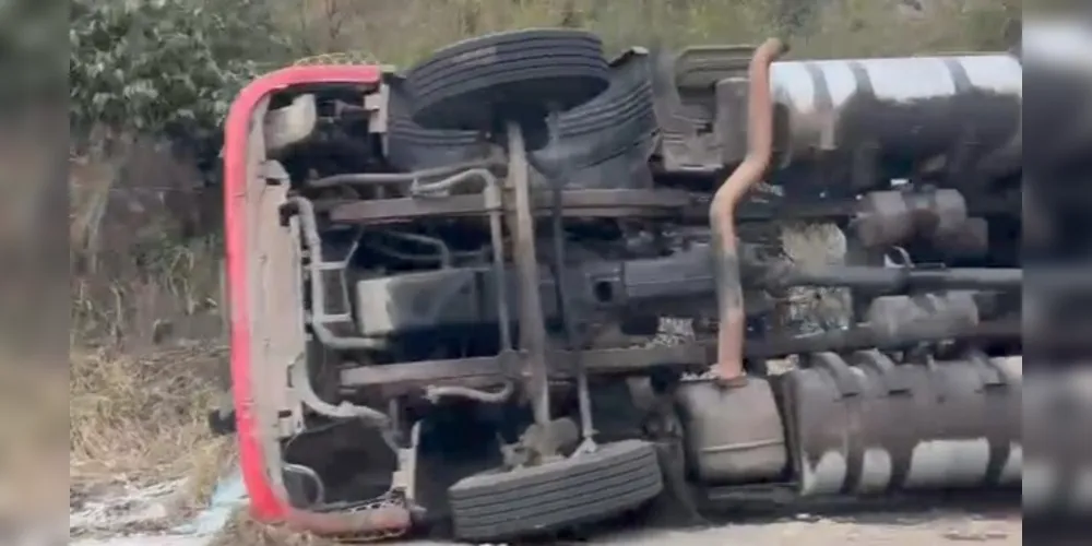 Caminhão tomba na rodovia PR-239 entre Sengés e Itararé