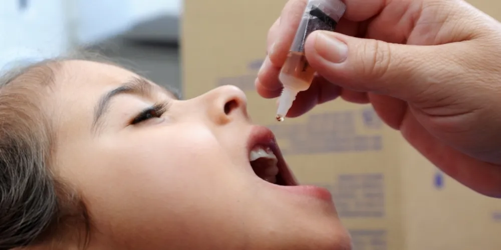 Crianças de 6 meses a 4 anos não vacinadas: deverão receber duas doses