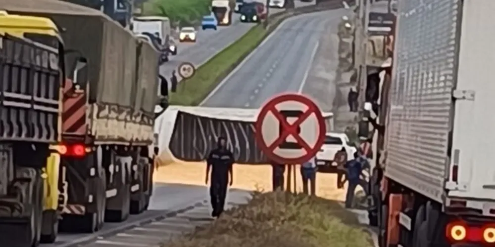 Tombamento aconteceu na manhã deste sábado (18)