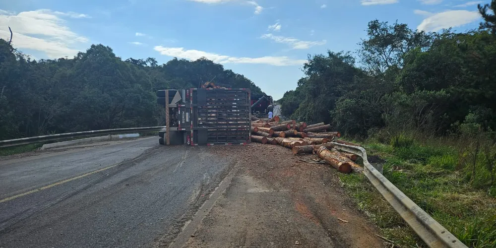 Tombamento aconteceu nessa segunda-feira (17)
