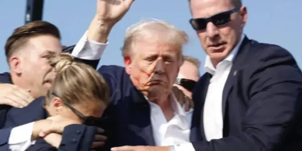 Donald Trump deixou palco de comício com aparente sangramento na orelha