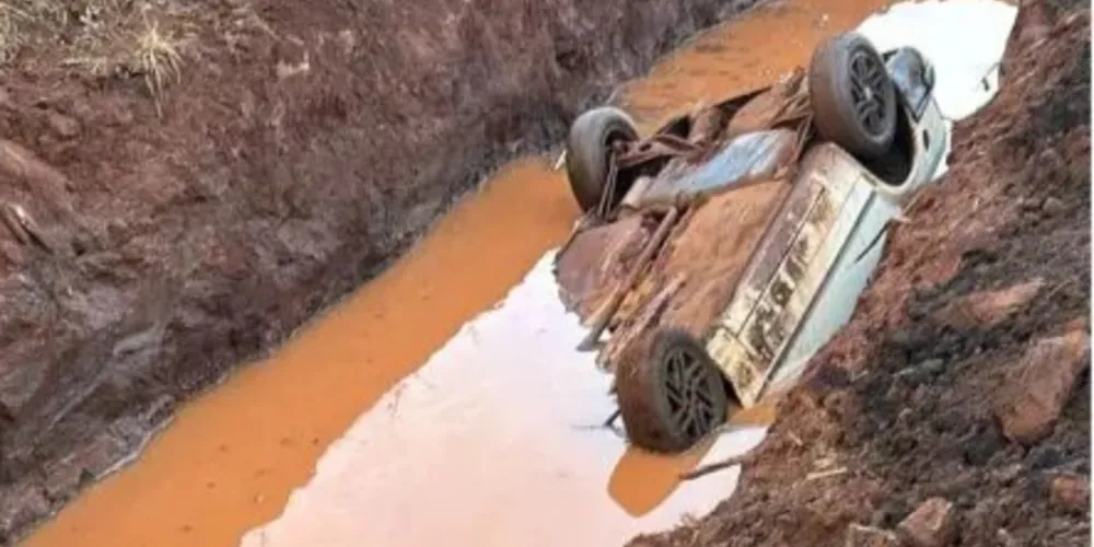 Veículo ficou com apenas uma parte submersa