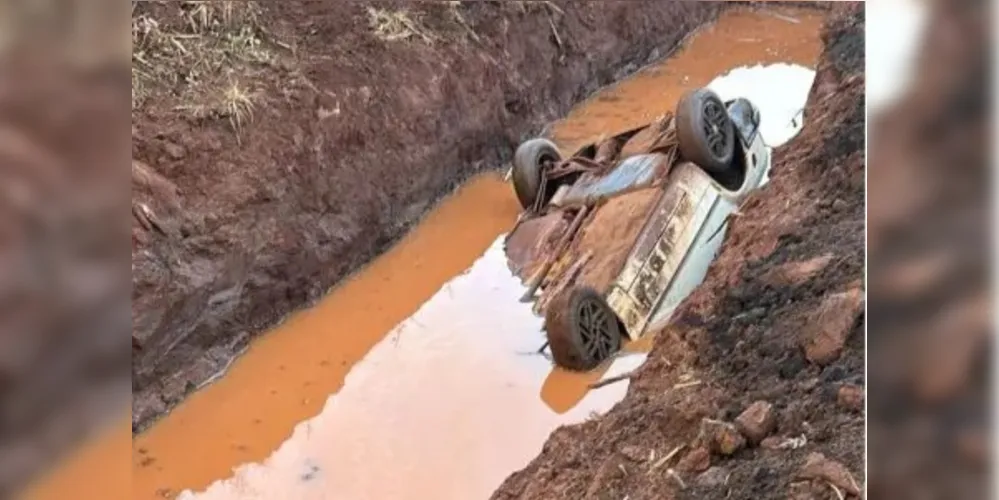 Veículo ficou com apenas uma parte submersa