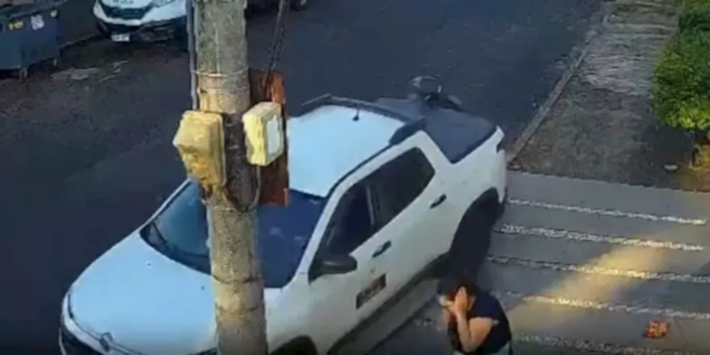Motorista não pensou duas vezes e jogou o carro contra o motociclista