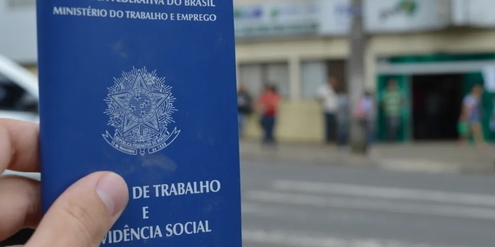 Se preferir você pode conferir as vagas disponíveis no aplicativo 'Sine Fácil', ou no site empregabrasil.mte.gov.br.