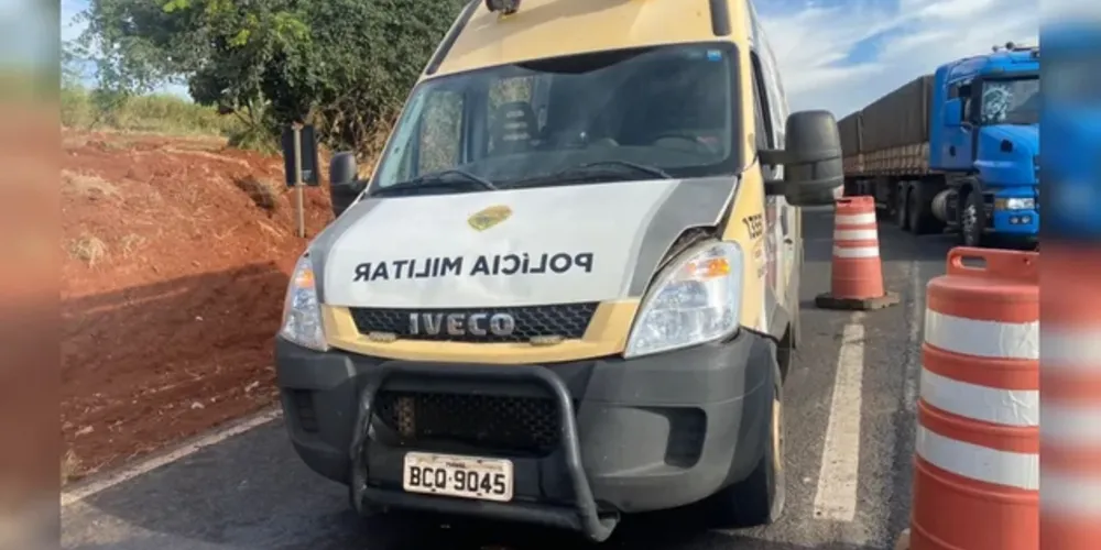 Acidente com cinco veículos envolve van da PM e deixa dois feridos