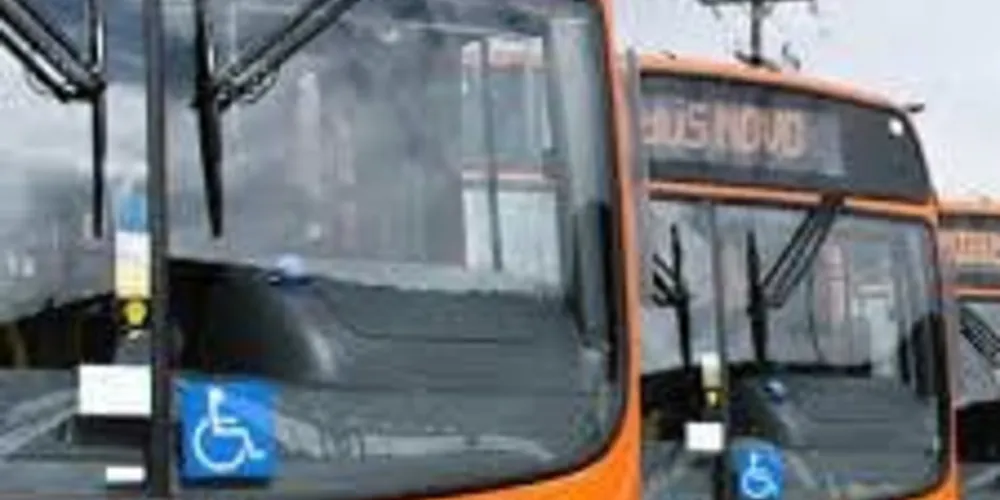 Dupla suspeito de assalto a ônibus foi detida e levada para a delegacia