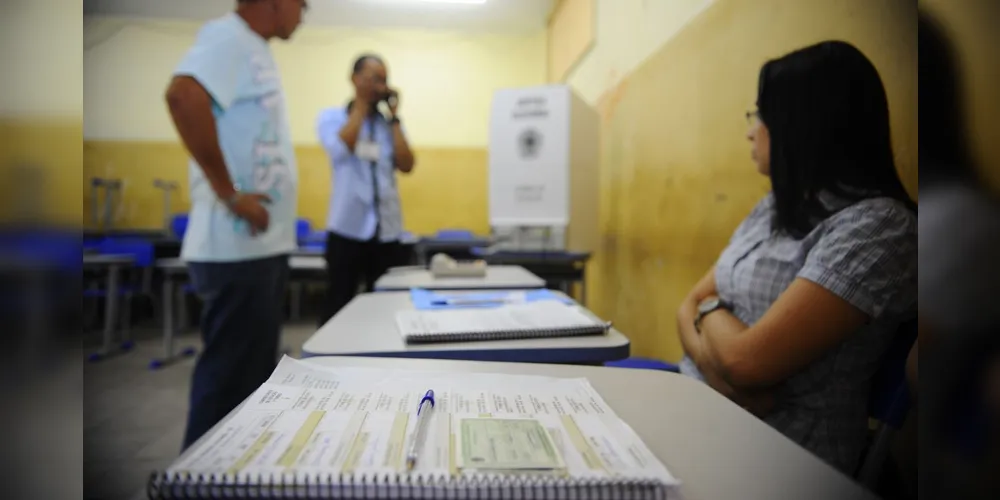 Mesárias e mesários são cidadãs e cidadãos, convocados ou voluntários, que trabalham na mesa receptora de votos