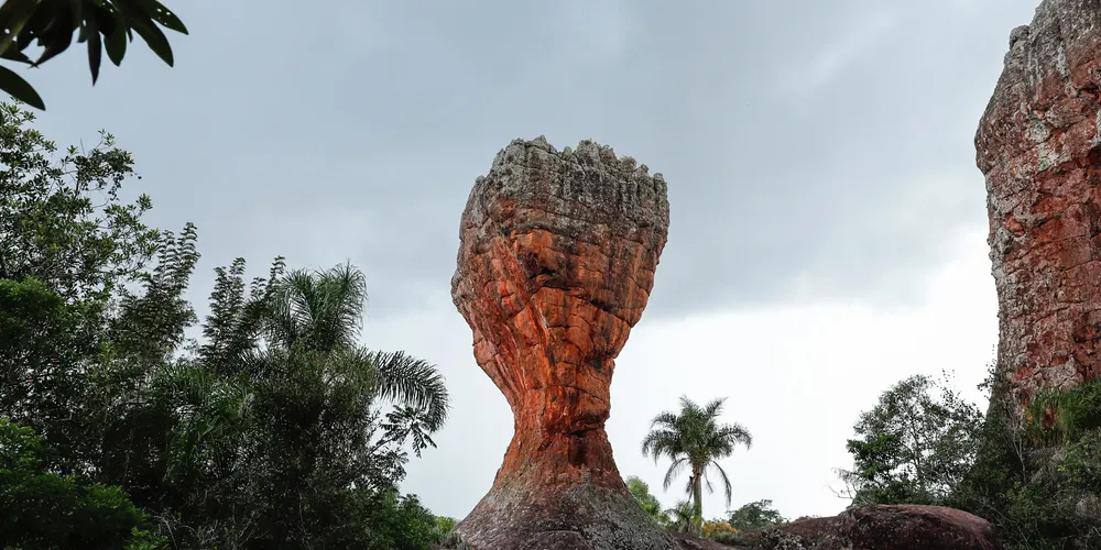 O parque oferece uma experiência única com suas formações rochosas impressionantes e vasta biodiversidade