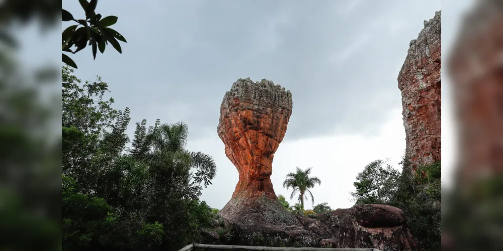 O parque oferece uma experiência única com suas formações rochosas impressionantes e vasta biodiversidade