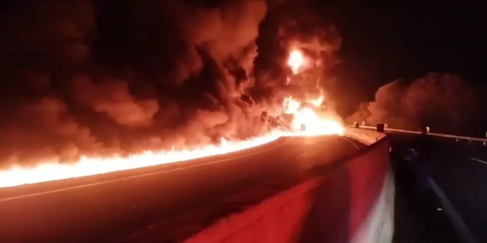 Trânsito no local está totalmente bloqueado