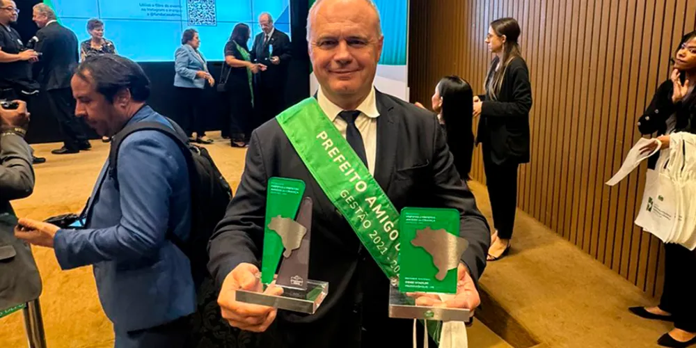 O prefeito da cidade comemorou o prêmio recebido em Brasília