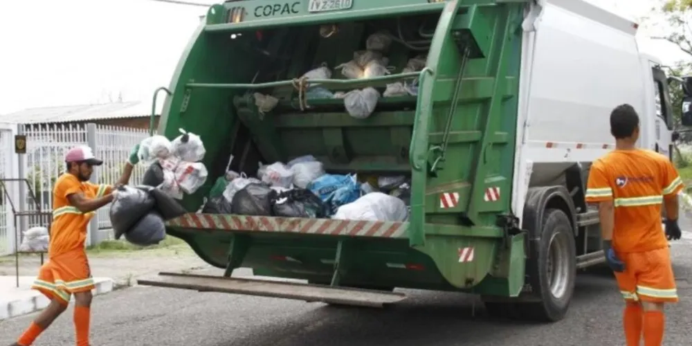 Coleta ocorre regularmente no município