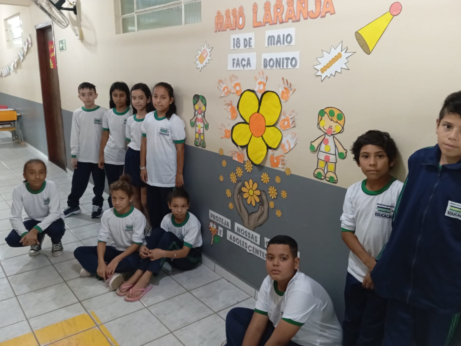 Trabalho teve atividades impressas, músicas, cartazes e caminhada na praça