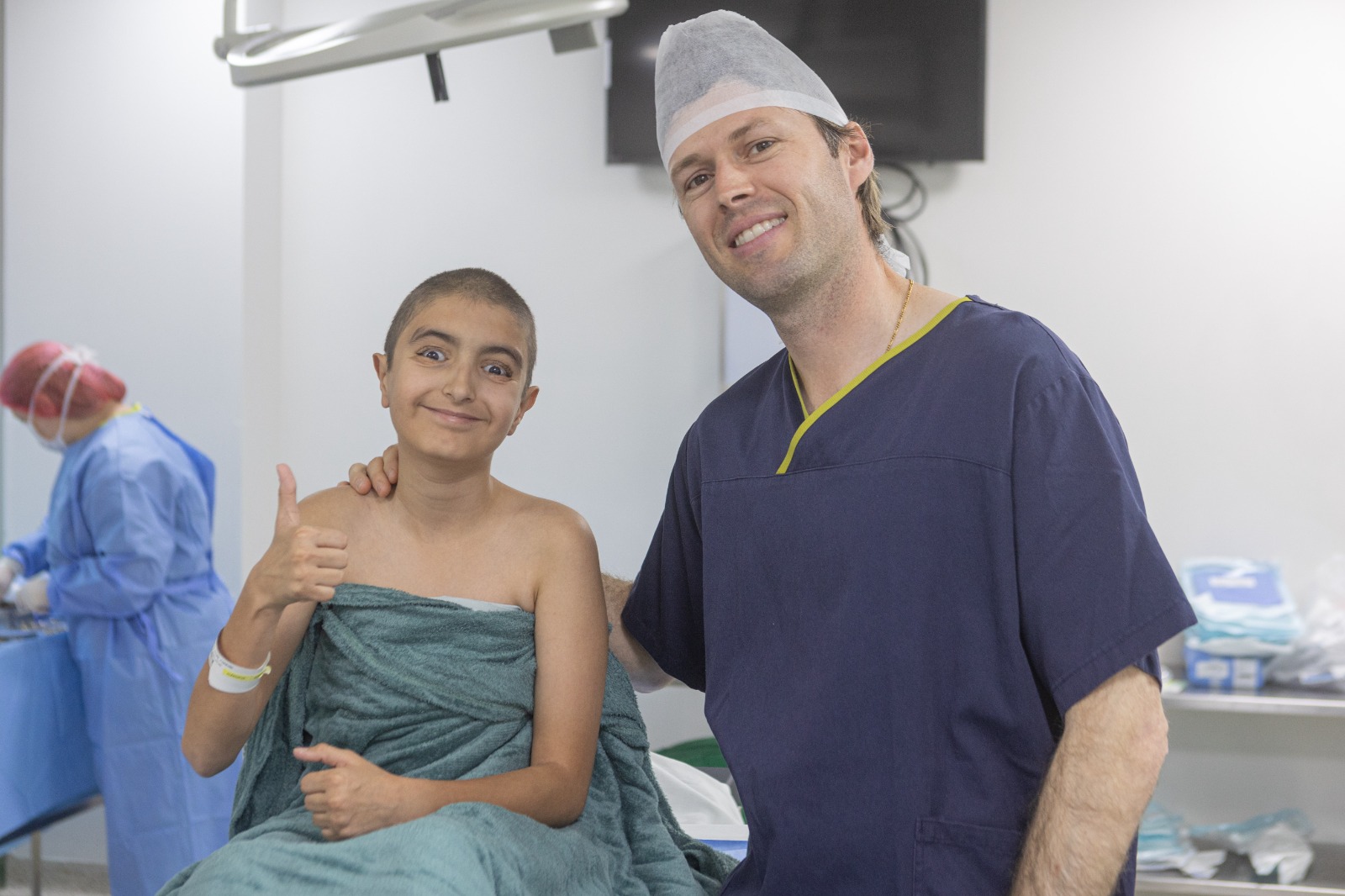 Paciente Calebe Pinheiro, 12 anos, e o cirurgião plástico Dr. Eduardo Silva