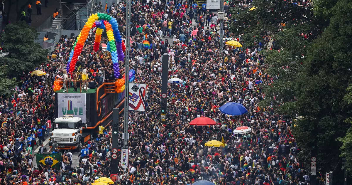 O apelo para que o público incorporasse as cores da bandeira nacional partiu da própria organização da parada