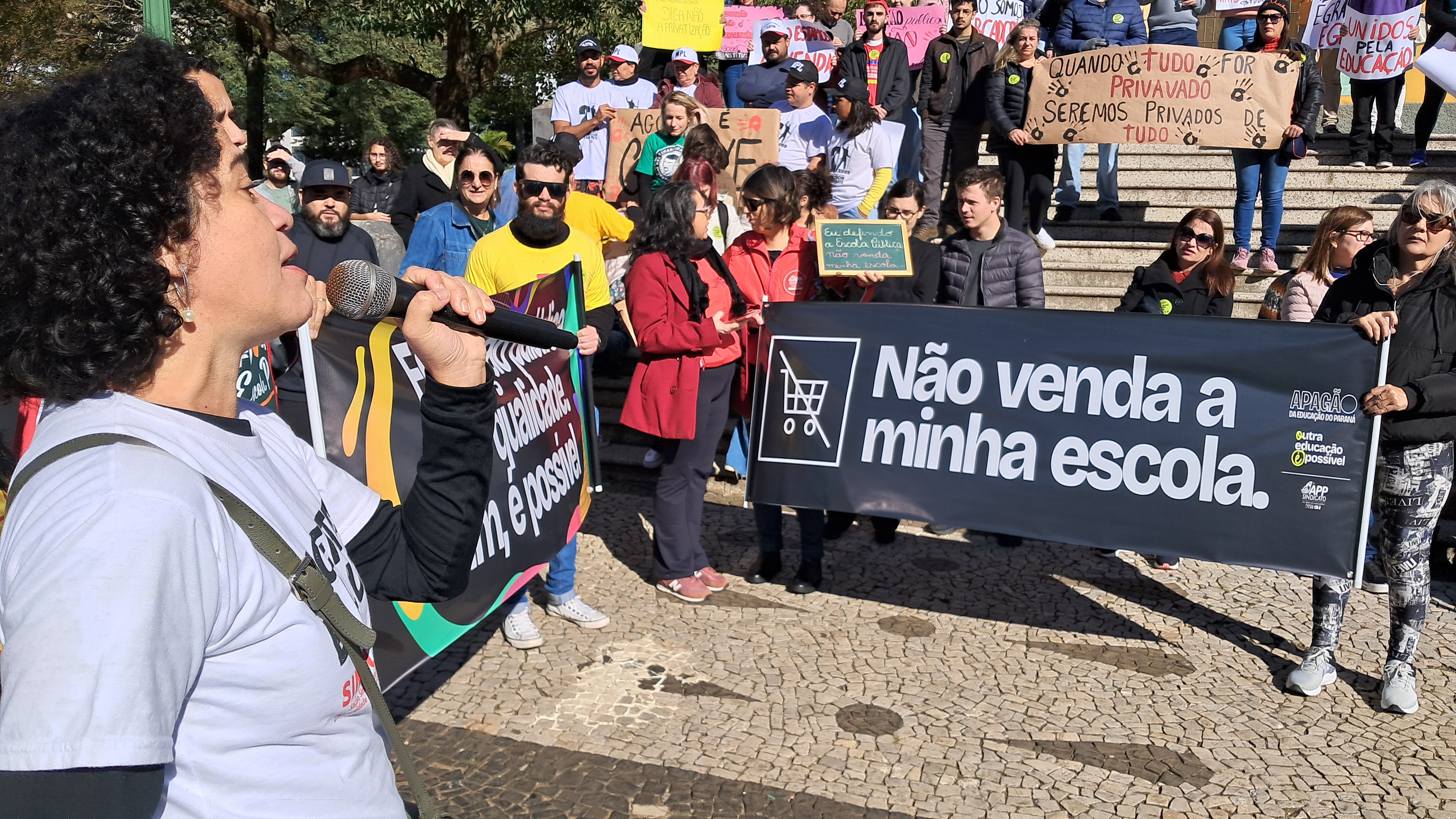 Cartazes com a mensagem 'Nossa escola não está à venda' foram apresentados