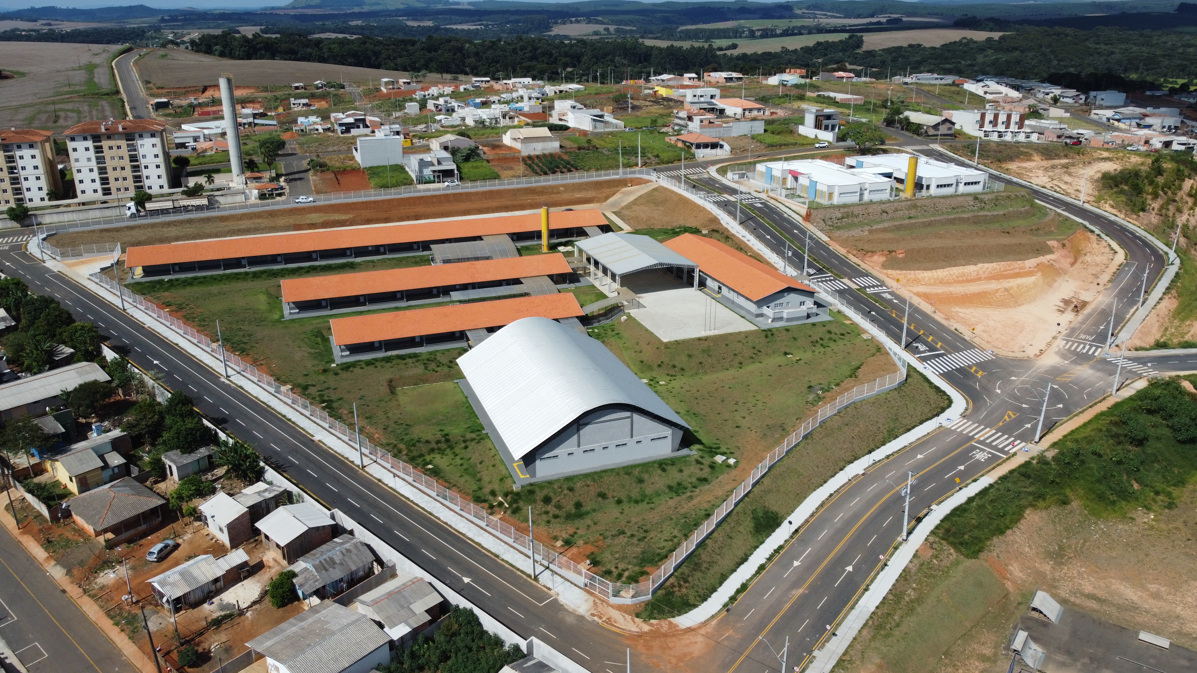 A Escola Municipal recebeu um investimento de R$ 12,6 milhões, enquanto o CMEI recebeu R$ 3,9 milhões