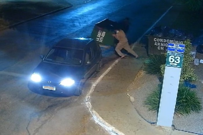 A ação dos criminosos, que durou cerca de três minutos, foi capturada pelas câmeras de segurança