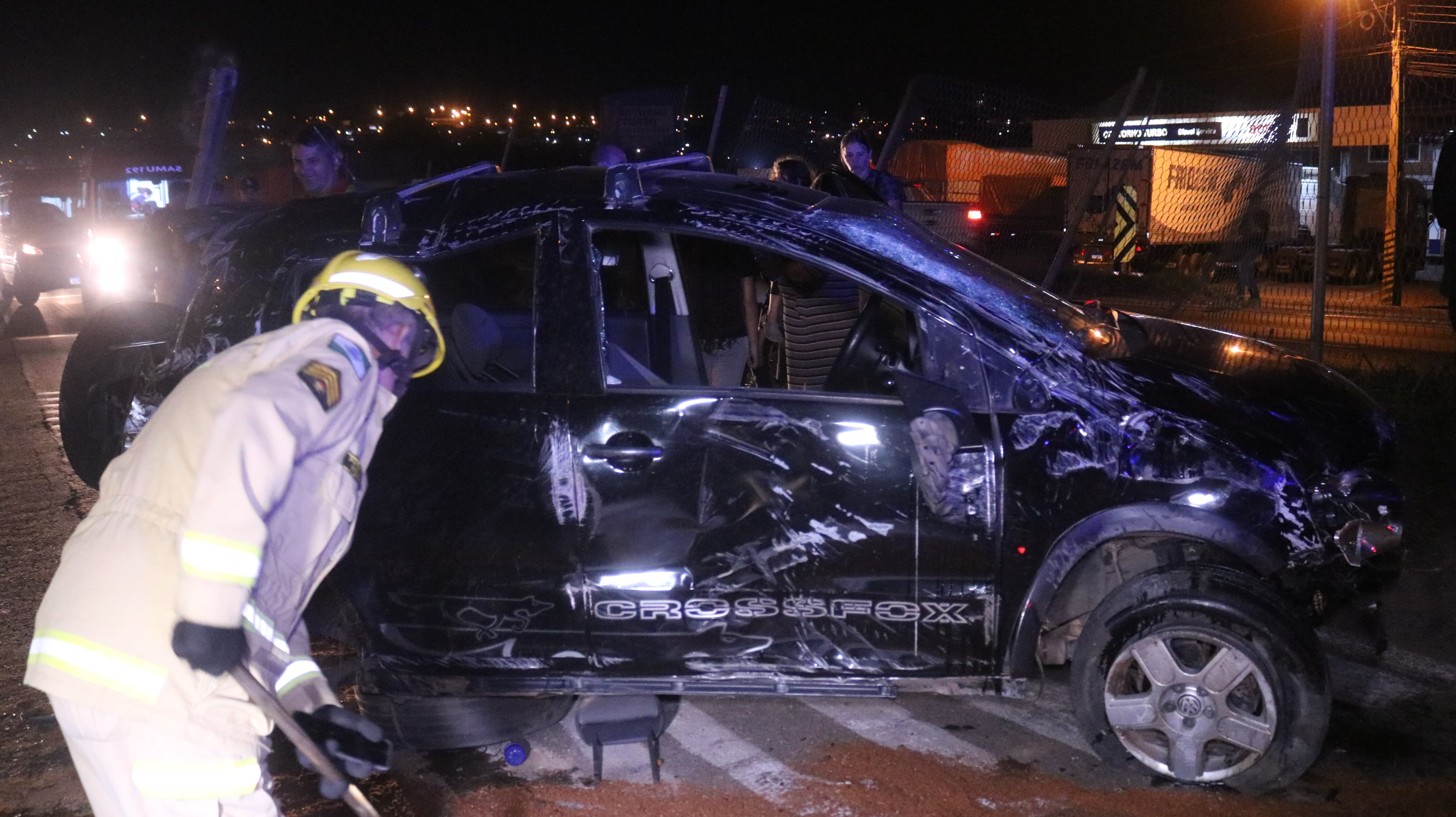 Condutor do Crossfox foi levado para o hospital com suspeita de fratura em mandíbula