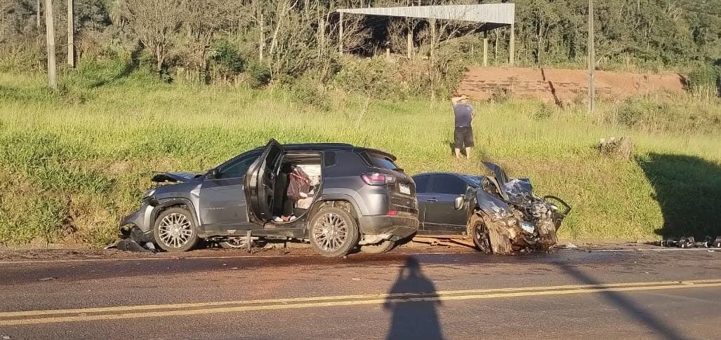 Colisão frontal aconteceu no KM 182 e envolveu dois carros