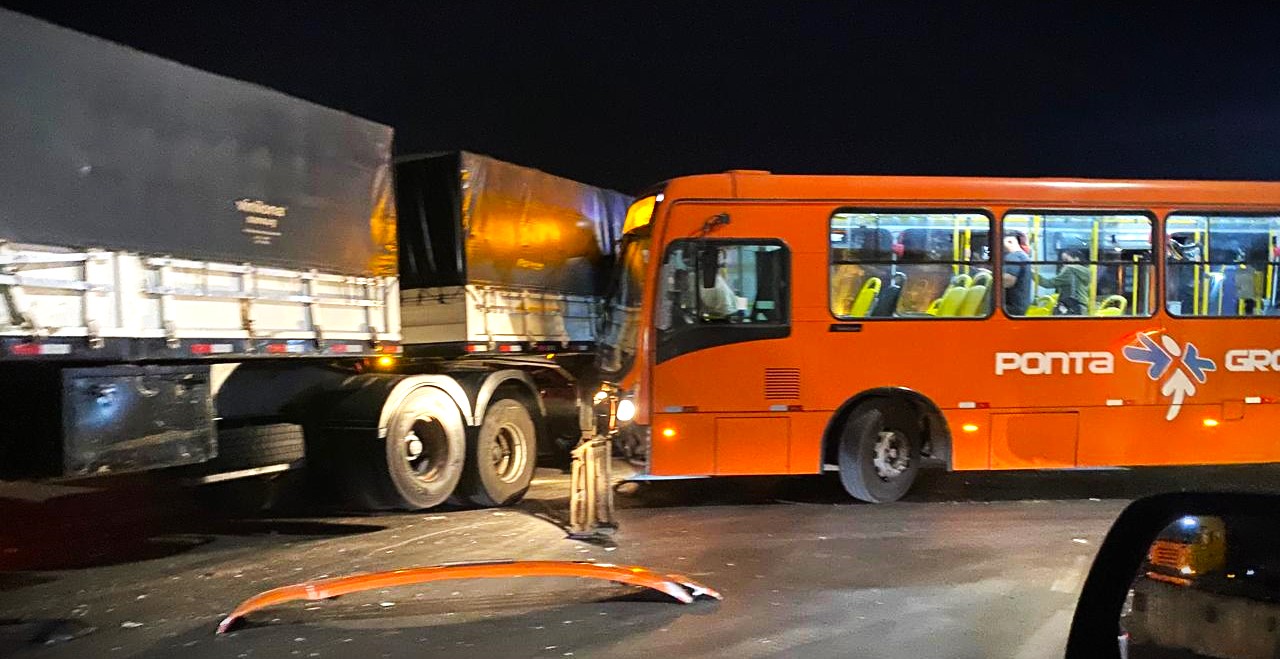 Ônibus da VCG e caminhão colidiram em Ponta Grossa