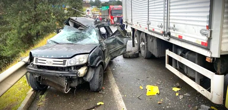 Colisão aconteceu a poucos metros do viaduto da rodovia dos Minérios