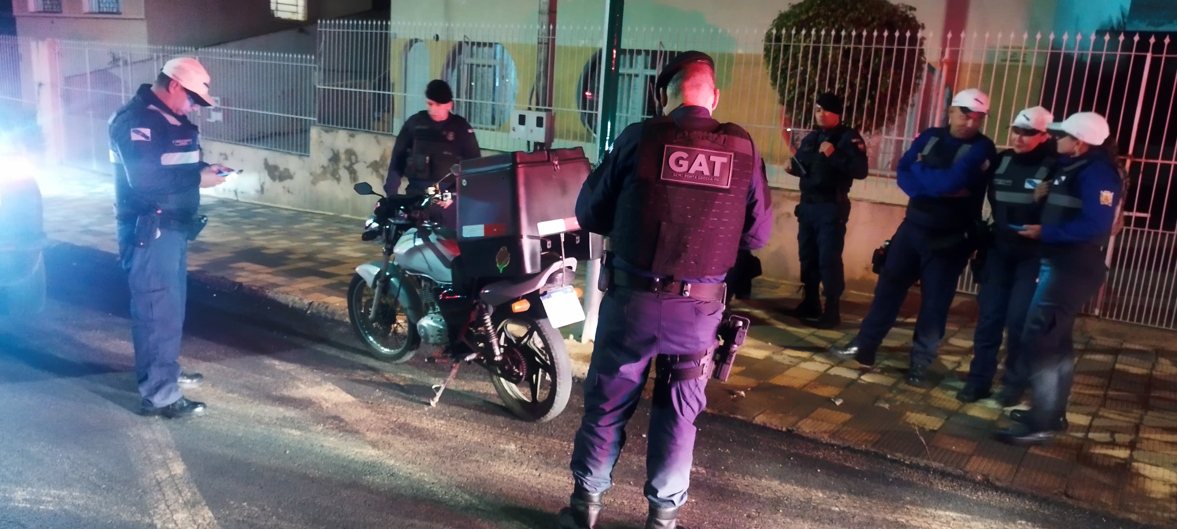 Agentes realizaram os trabalhos na noite desta quinta-feira (11)