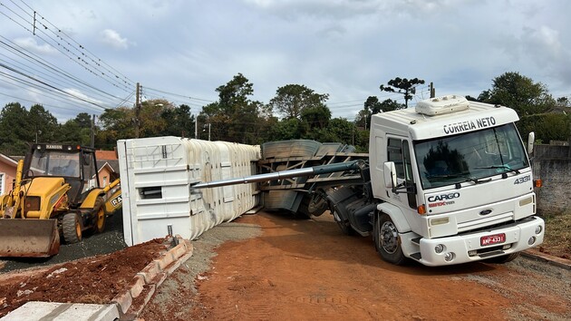 Caminhão pertence a uma construtora contratada para obras de pavimentação