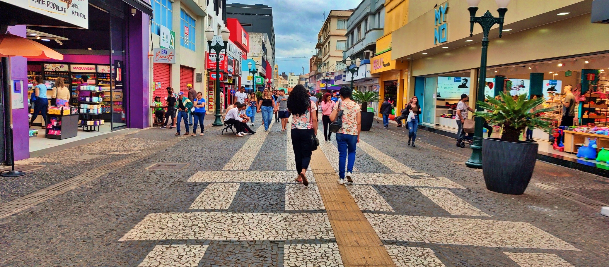 Lojas do comércio de rua não abrem neste sábado (7)