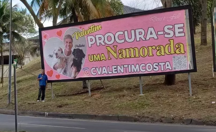 Outdoor de Carlos Valentim na Zona Oeste do Rio de Janeiro