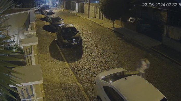 Veículo foi danificado na madrugada deste sábado