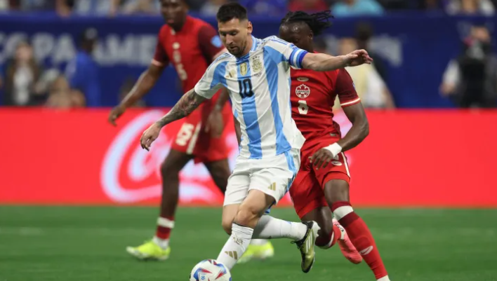 Lionel Messi, pela Argentina, enfrentando o Canadá na fase de grupos da Copa América