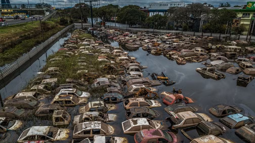 Veículos ficaram submersos com as inundações em Porto Alegre