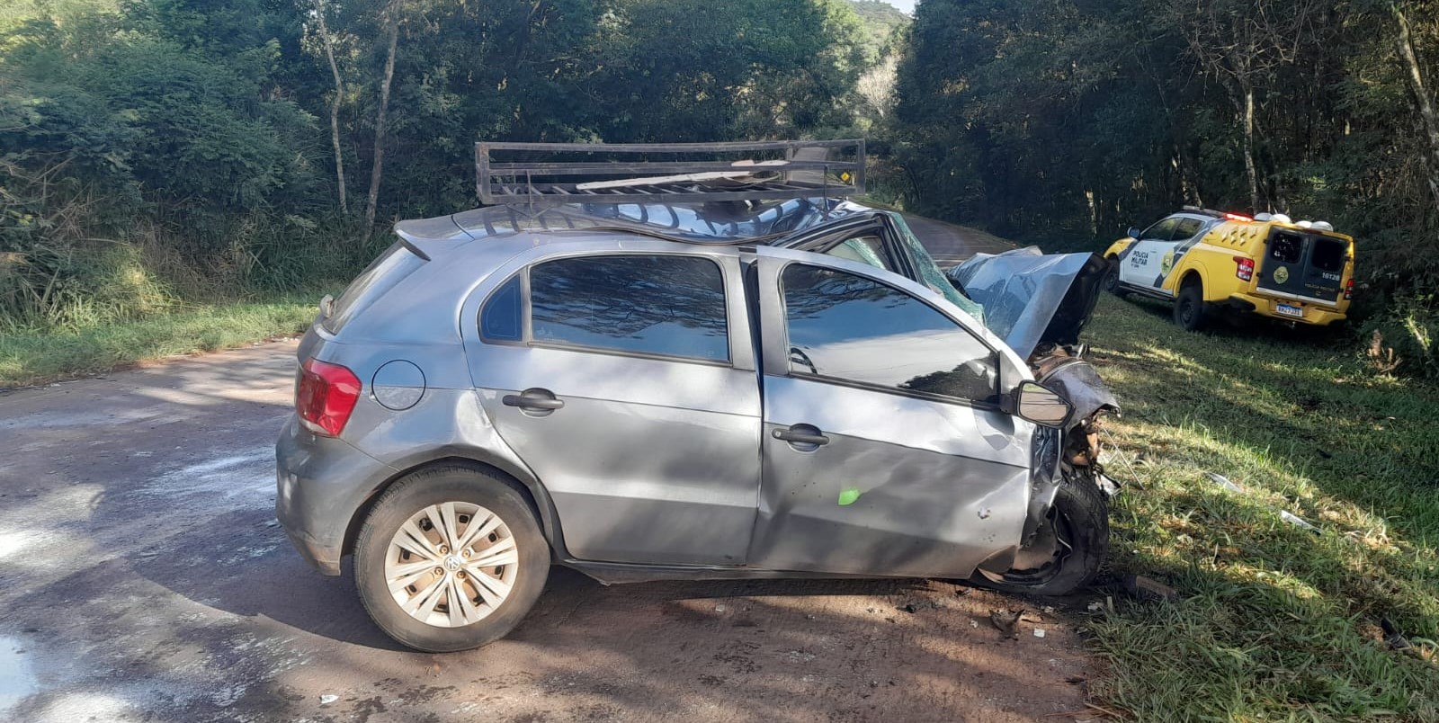 Veículo Gol ficou com a parte da frente destruída